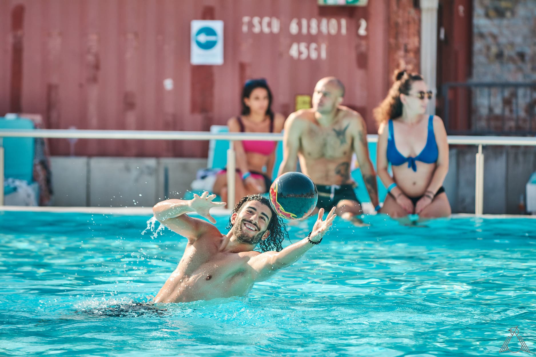 Haubentaucher Mann fängt Wasserball im Pool
