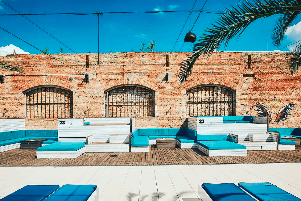Haubentaucher Pool Lounge